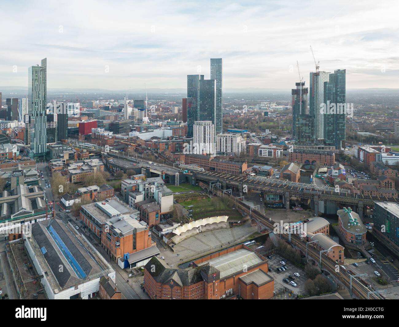 Fotografia aerea/drone del centro di Manchester con Castlefield Bowl in primo piano Foto Stock