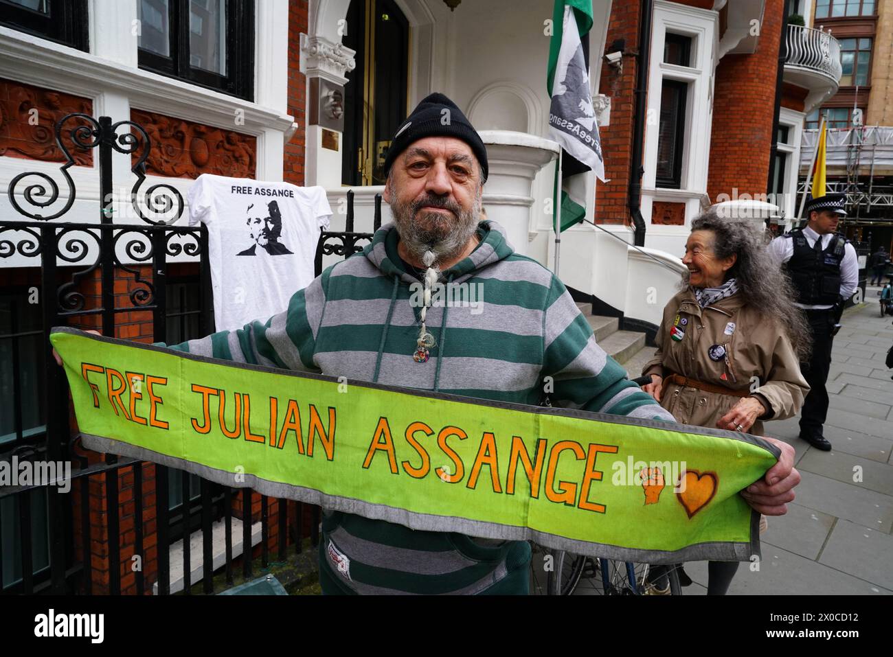 Londra, Regno Unito. 11 aprile 2024. Protesta per Julian Assange all'ambasciata ecuadoriana a Londra il giorno che segna 5 anni da quando l'ambasciata ha permesso la sua cattura e incarcerazione. Crediti: Joao Daniel Pereira/Alamy Live News Foto Stock