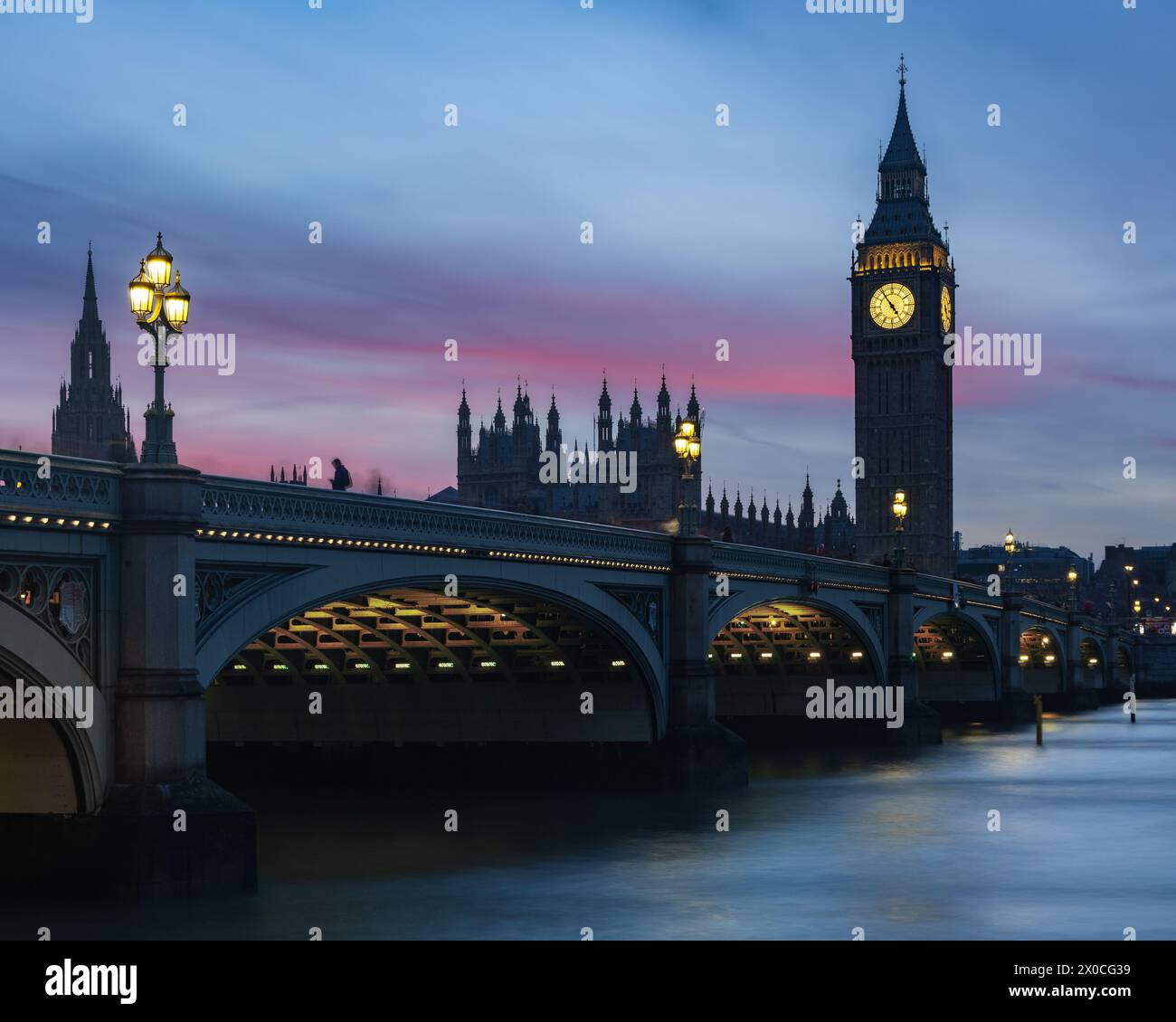 Il Big Ben e Westminster Bridge al tramonto. Foto Stock