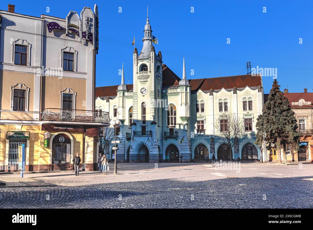 MUKACHEVO, UCRAINA - 17 MARZO 2023: Questo è l'edificio del municipio in stile neogotico nel centro storico della città. Foto Stock