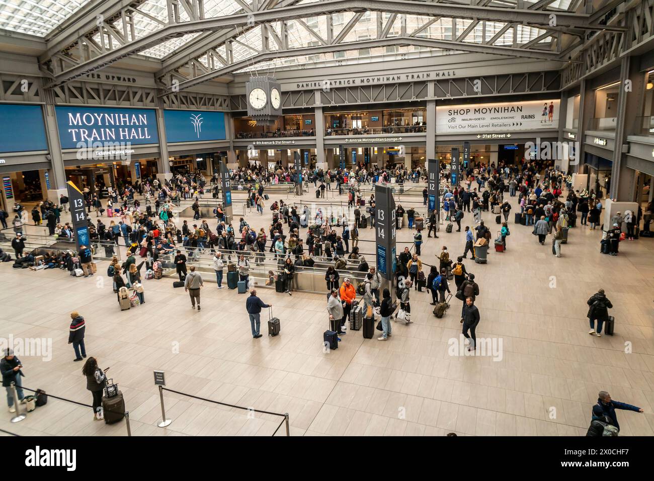 Il servizio Amtrak inizia a riprendere mentre i viaggiatori affollano la Moynihan Train Hall alla Penn Station di New York dopo il terremoto di magnitudo 4,8 che ha scosso la costa orientale venerdì mattina, 5 aprile 2024. (© Richard B. Levine) Foto Stock