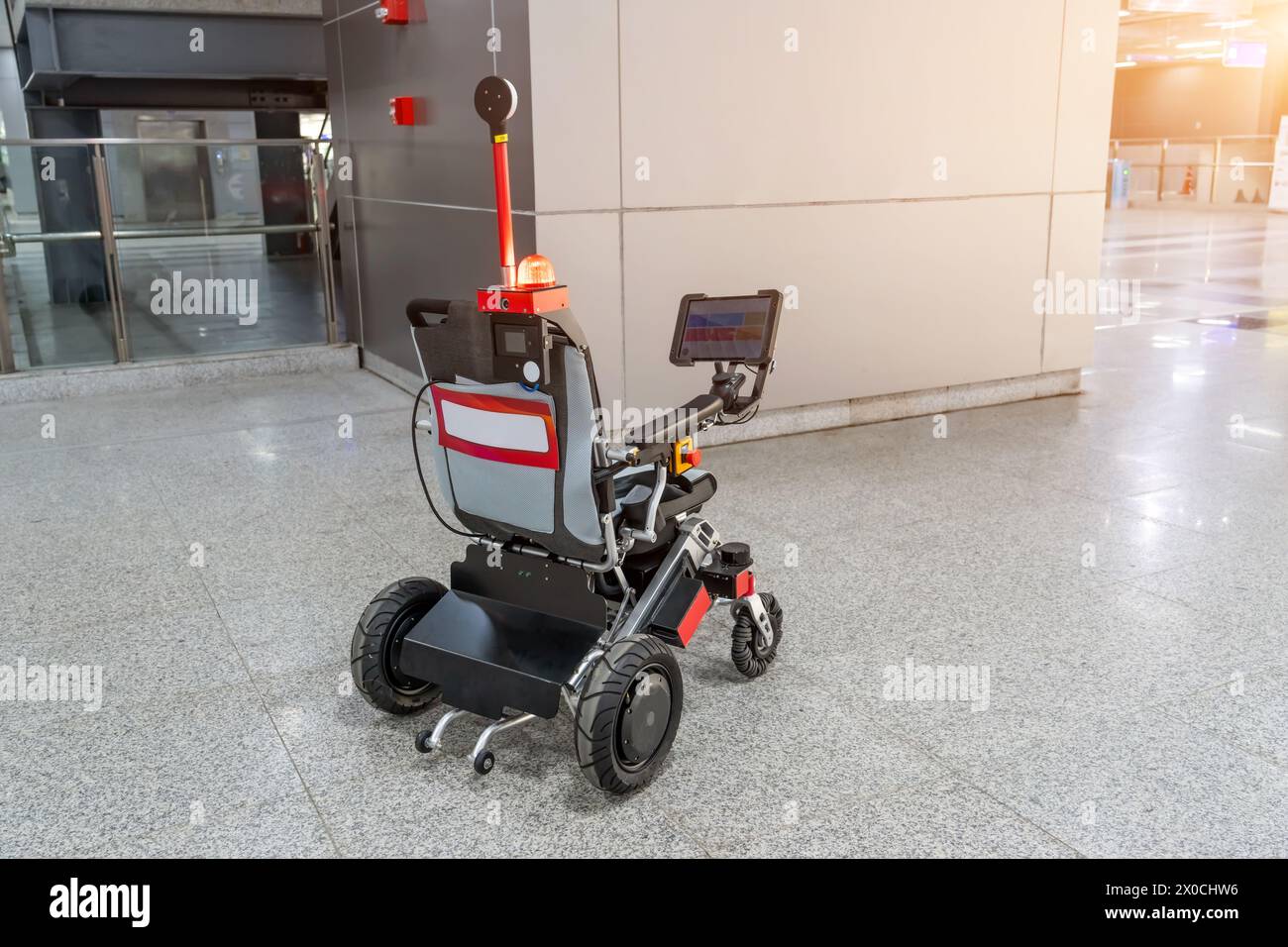 Moderna sedia a rotelle tecnologica con telecomando, robot con intelligenza artificiale, per il trasporto di passeggeri in aeroporto o in stazione Foto Stock