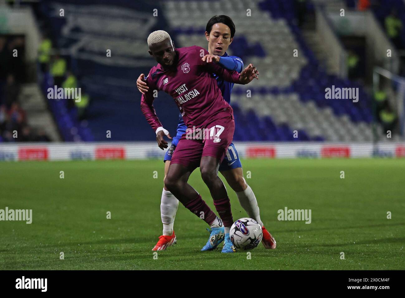 Birmingham, Regno Unito. 10 aprile 2024. St Andrews St Andrews, difensore del Cardiff City Jamilu Collins (17), attaccante del Birmingham City Koji Miyoshi (11) durante l'EFL Sky Bet Championship match tra Birmingham City e Cardiff City a St Andrews, Birmingham, Inghilterra, il 10 aprile 2024. (Andy Shaw/SPP) (Andy Shaw/SPP) credito: SPP Sport Press Photo. /Alamy Live News Foto Stock