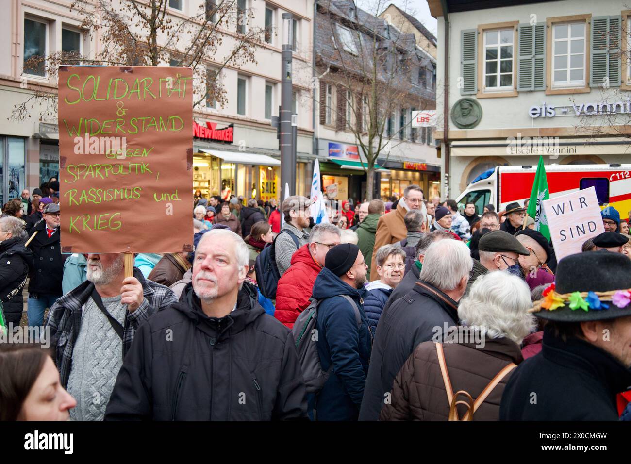 Bad Kreuznach, Germania, 30 gennaio 2024. Centinaia di persone partecipano alla demo con lo slogan "difendere la democrazia”. Foto Stock