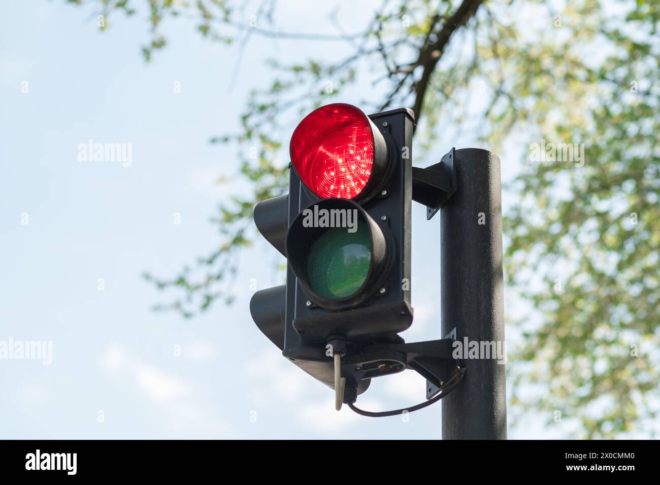 Primo piano del semaforo rosso per le auto con un cielo blu sullo sfondo. Foto di alta qualità Foto Stock