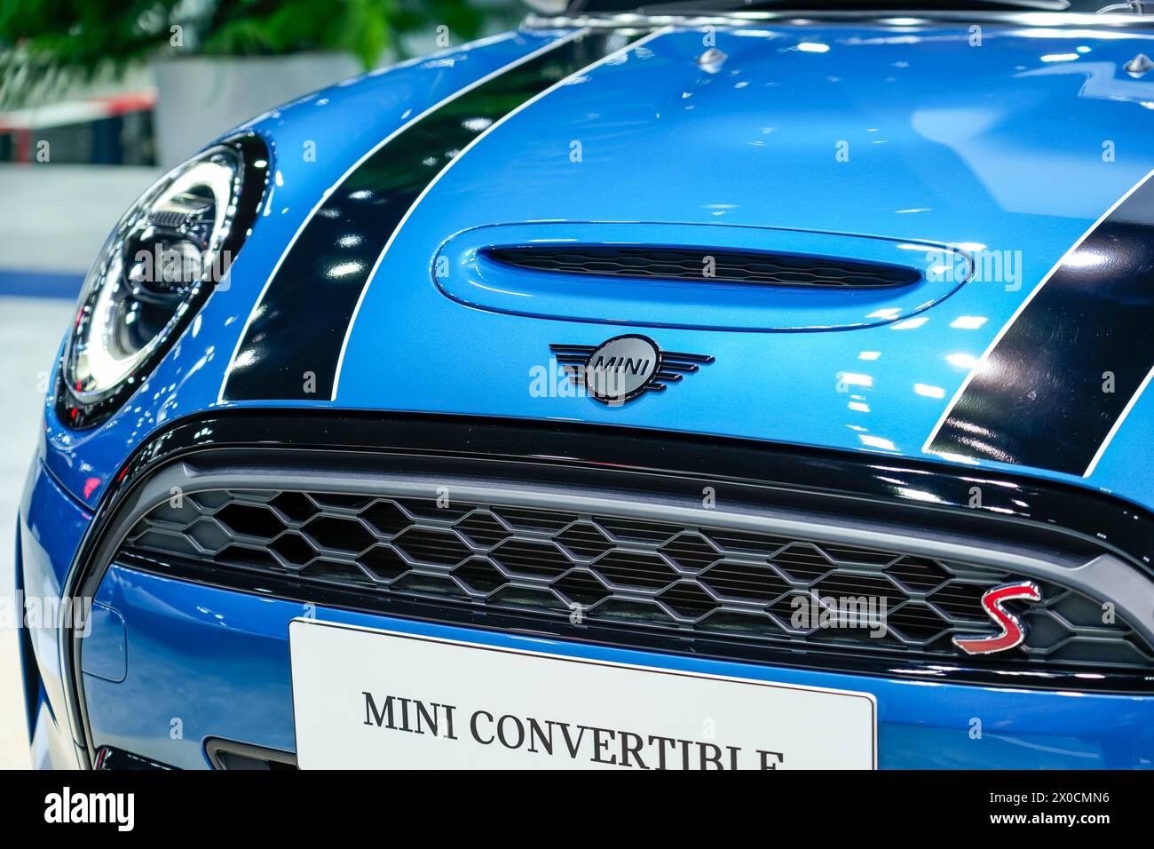 Mostra Blue Mini Cooper Convertible al 45° Salone Internazionale dell'Automobile di Bangkok Impact Muang Thong Thani. Thailandia, Bangkok, 07 aprile 2024 Foto Stock