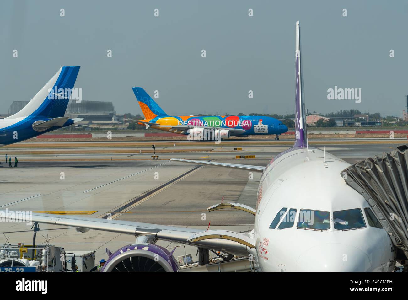 La livrea Emirates a380 fa parte della magia, airbus a320 HK Express. Tailandia, Aeroporto Suvarnabhumi di Bangkok. 17 gennaio 2024. Foto Stock