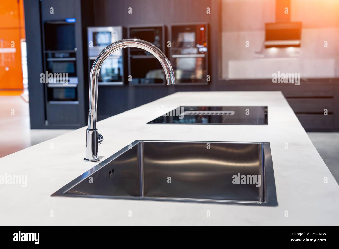 Miscelatore per acqua da cucina. Rubinetto d'acqua in materiale cromato Foto Stock