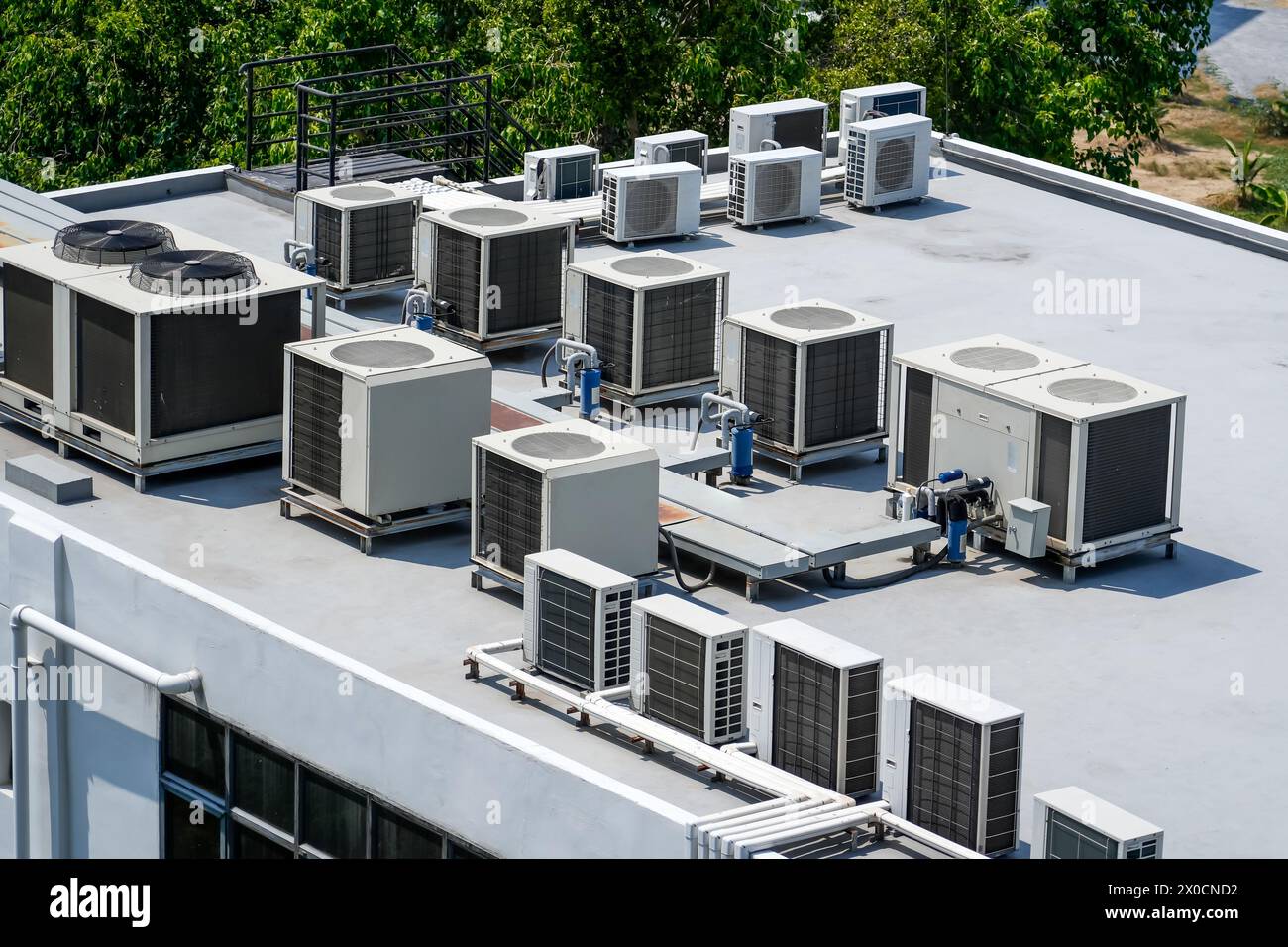 Le unità esterne degli impianti commerciali di climatizzazione e ventilazione sono installate sul tetto di un edificio industriale Foto Stock