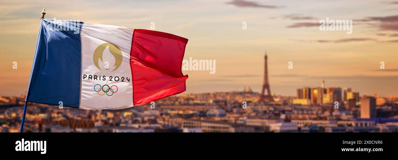 Bandiera francese con logo dei giochi olimpici estivi di Parigi 2024, Torre Eiffel a Parigi, sfondo panoramico Foto Stock