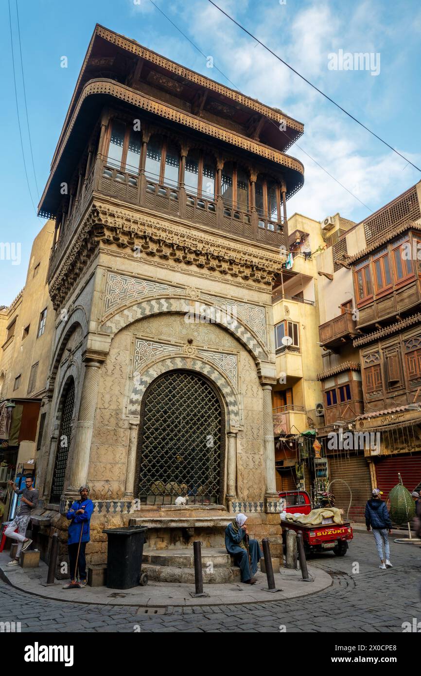 Sabil Kuttab (che significa fontana e scuola) di Katkhuda, edificio medievale nella famosa via El Moez, il Vecchio Cairo, Egitto Foto Stock