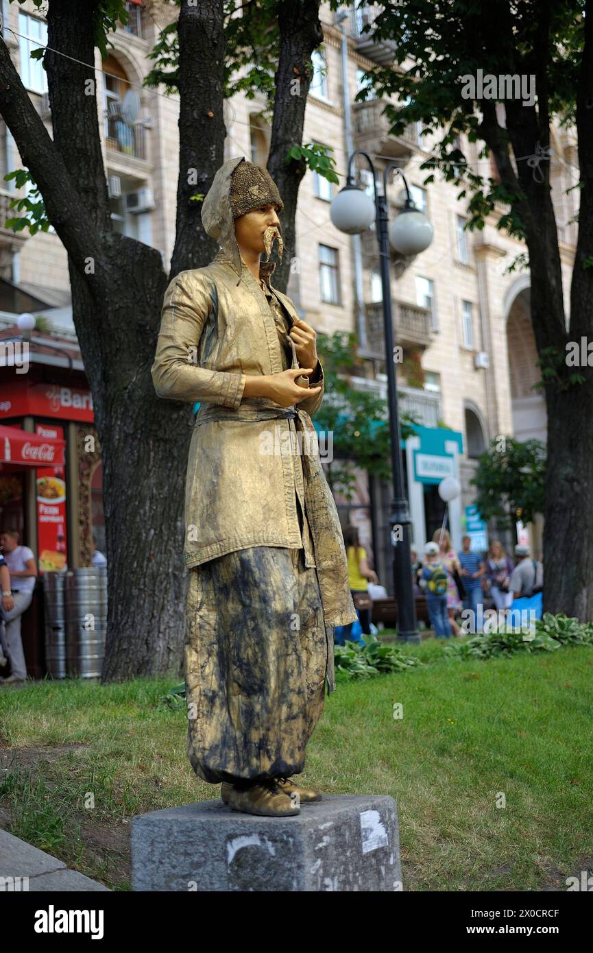 Attore di strada in costume teatrale in posa sulla piazza, spettacolo. Kiev, Ucraina Foto Stock