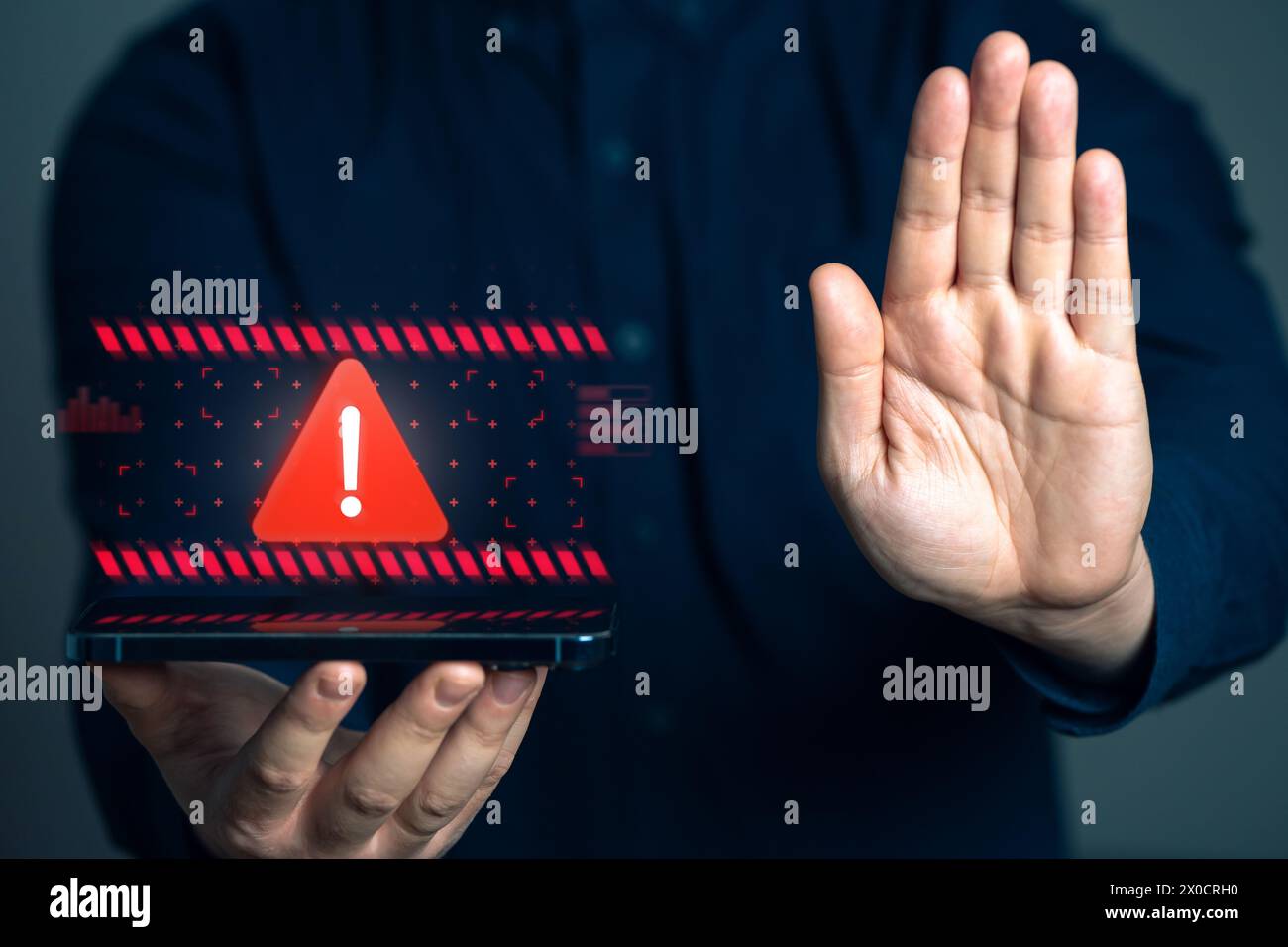 L'uomo d'affari avverte del pericolo. Investimenti rischiosi. Attività di frode. Errori ed errori. Blocco dell'accesso. Sicurezza informatica. Conformità alle leggi e ai regolamenti Foto Stock
