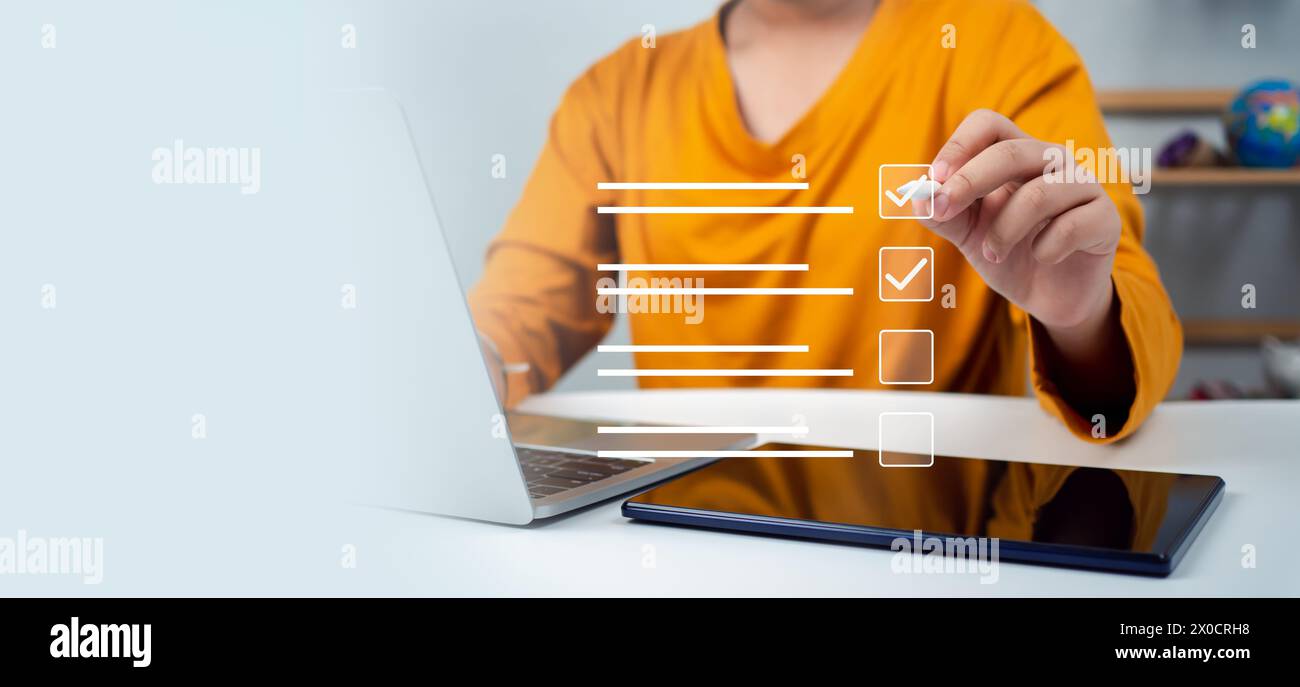 Donna d'affari che controlla le informazioni dal modulo elettronico online, dall'elenco di controllo e dal modulo di compilazione online, dal sistema di gestione dei documenti, dal DMS, dal Quality co Foto Stock