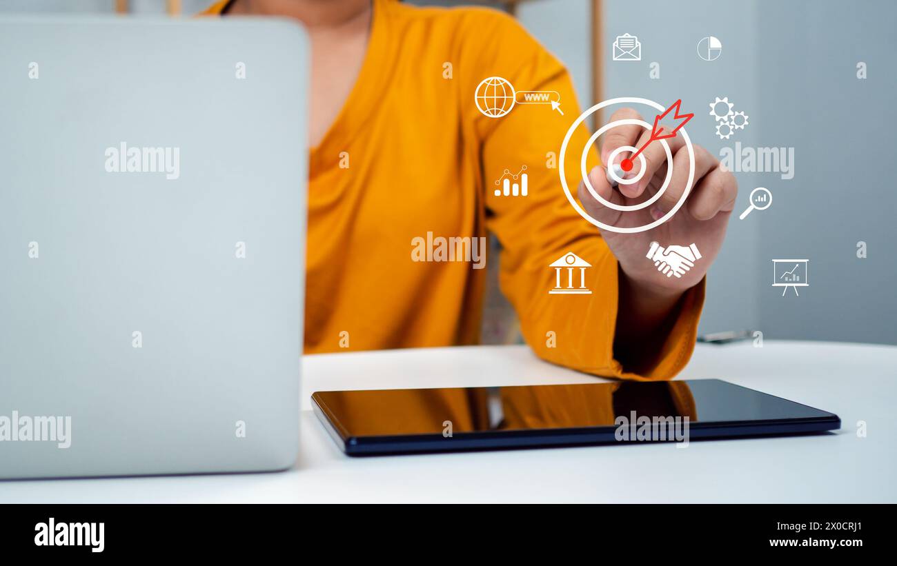 Donna d'affari che indica l'obiettivo, concetto aziendale, concetto di gestione concetto di pianificazione aziendale, obiettivo del concetto di business, sviluppo aziendale Foto Stock