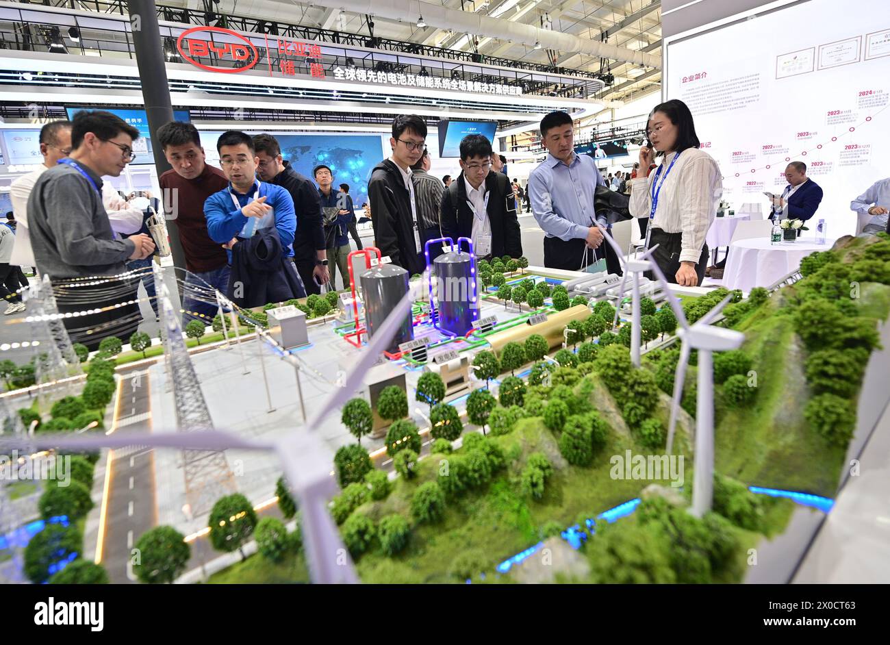 Pechino, Cina. 11 aprile 2024. La gente guarda un modello del sistema di stoccaggio dell'energia ad aria compressa (CAES) alla 12a conferenza internazionale ed esposizione di stoccaggio dell'energia (ESIE) presso il centro espositivo e congressi Shougang di Pechino, capitale della Cina, 11 aprile 2024. La dodicesima ESIE, aperta dal 10 al 13 aprile, presenta un'area espositiva di oltre 150.000 metri quadrati. Crediti: Yin Dongxun/Xinhua/Alamy Live News Foto Stock