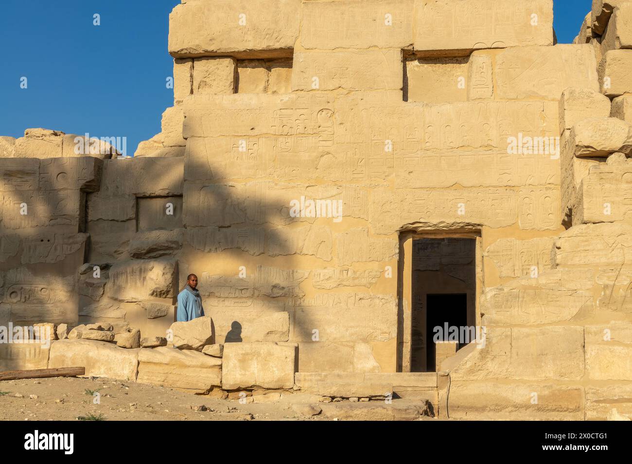 Ritratto di un uomo nel tempio egizio Medinet Habu sulla riva occidentale di Luxor, Egitto Foto Stock