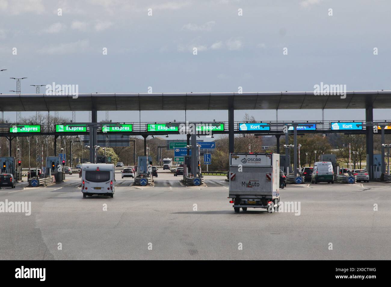 Caselli all'estremità orientale del ponte del grande Belt visti dalla carreggiata Danimarca aprile 2024 Foto Stock