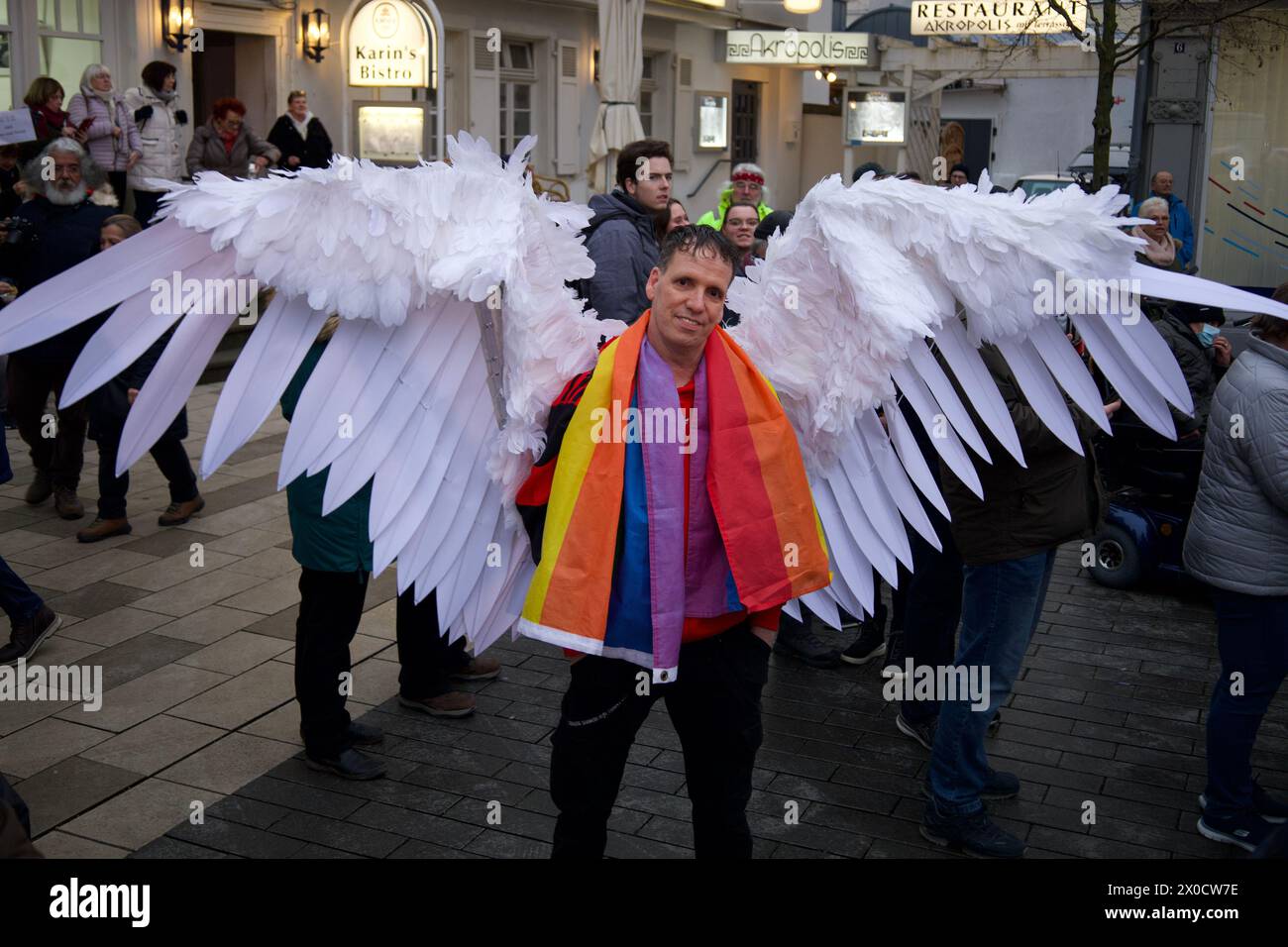 Bad Kreuznach, Germania, 30 gennaio 2024. L'uomo indossa ali bianche alla demo sotto lo slogan "difendere la democrazia", Democracy Adler, Democracy Eagl. Foto Stock