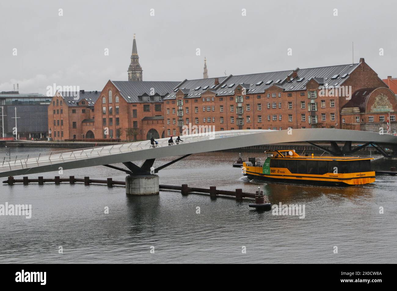 Autobus Yellow Boat che passa sotto il ponte Lille Langebro Copenaghen Danimarca, aprile 2024 Foto Stock