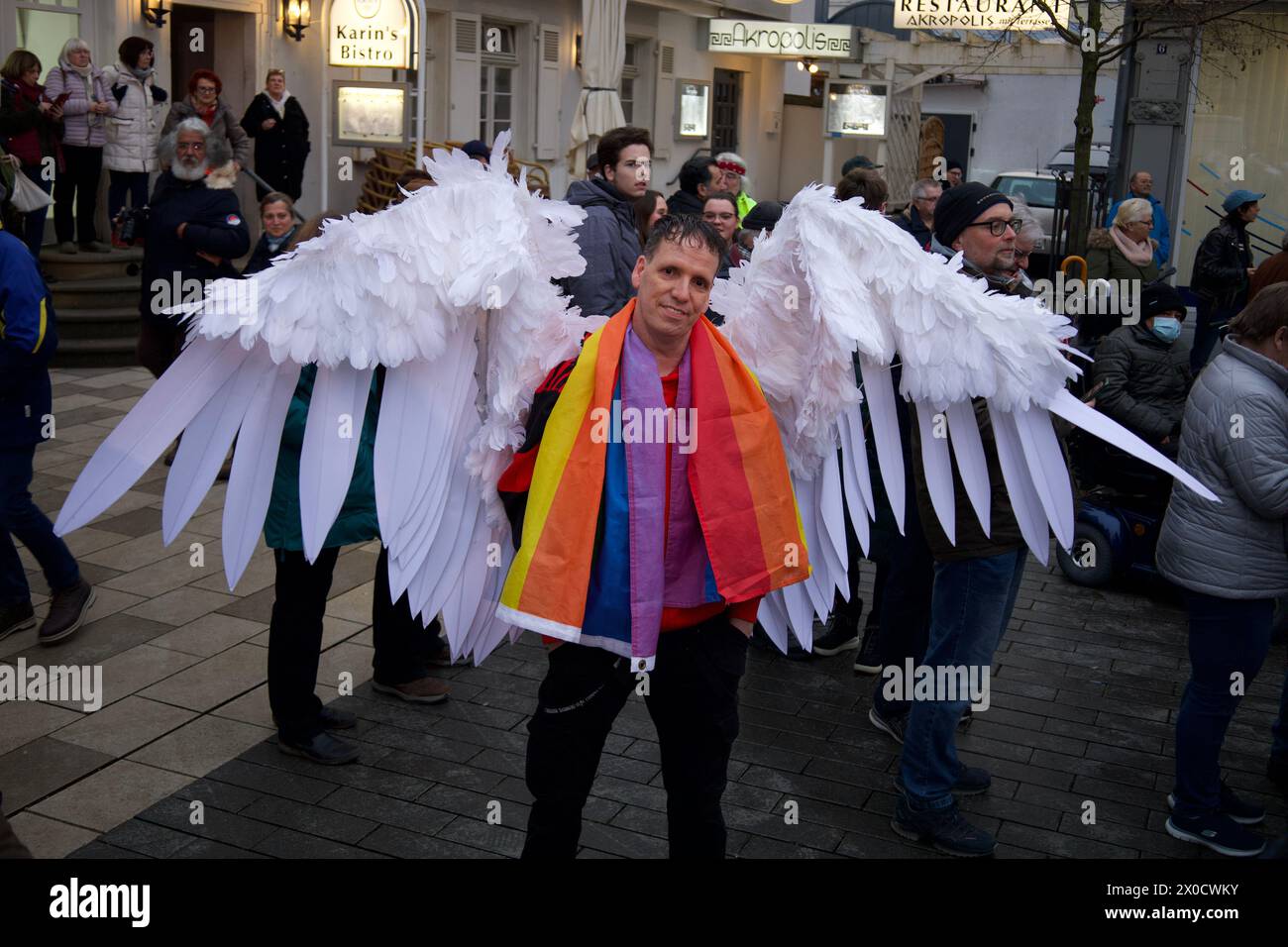 Bad Kreuznach, Germania, 30 gennaio 2024. L'uomo indossa ali bianche alla demo sotto lo slogan "difendere la democrazia", Democracy Adler, Democracy Eagl. Foto Stock