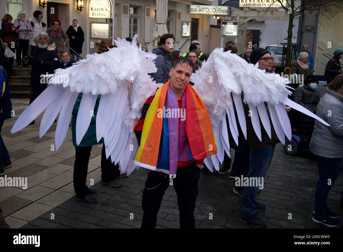 Bad Kreuznach, Germania, 30 gennaio 2024. L'uomo indossa ali bianche alla demo sotto lo slogan "difendere la democrazia", Democracy Adler, Democracy Eagl. Foto Stock