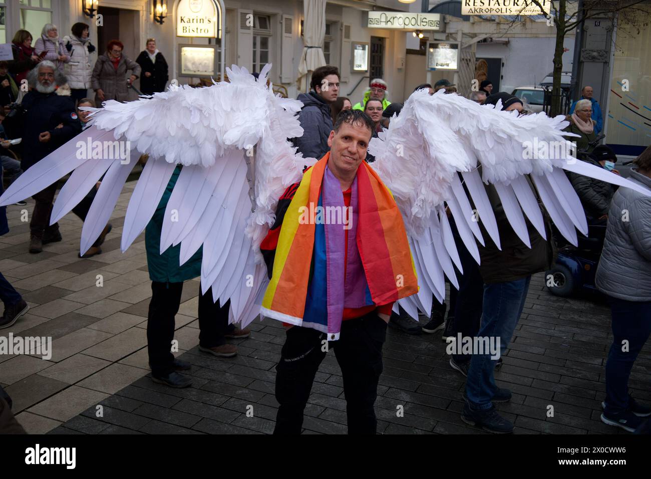 Bad Kreuznach, Germania, 30 gennaio 2024. L'uomo indossa ali bianche alla demo sotto lo slogan "difendere la democrazia", Democracy Adler, Democracy Eagl. Foto Stock