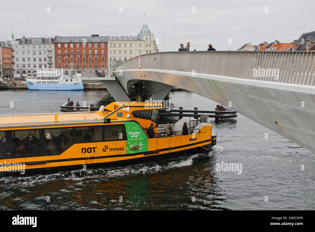 Autobus Yellow Boat che passa sotto il ponte Inderhavnsbroen Copenaghen Danimarca, aprile 2024 Foto Stock