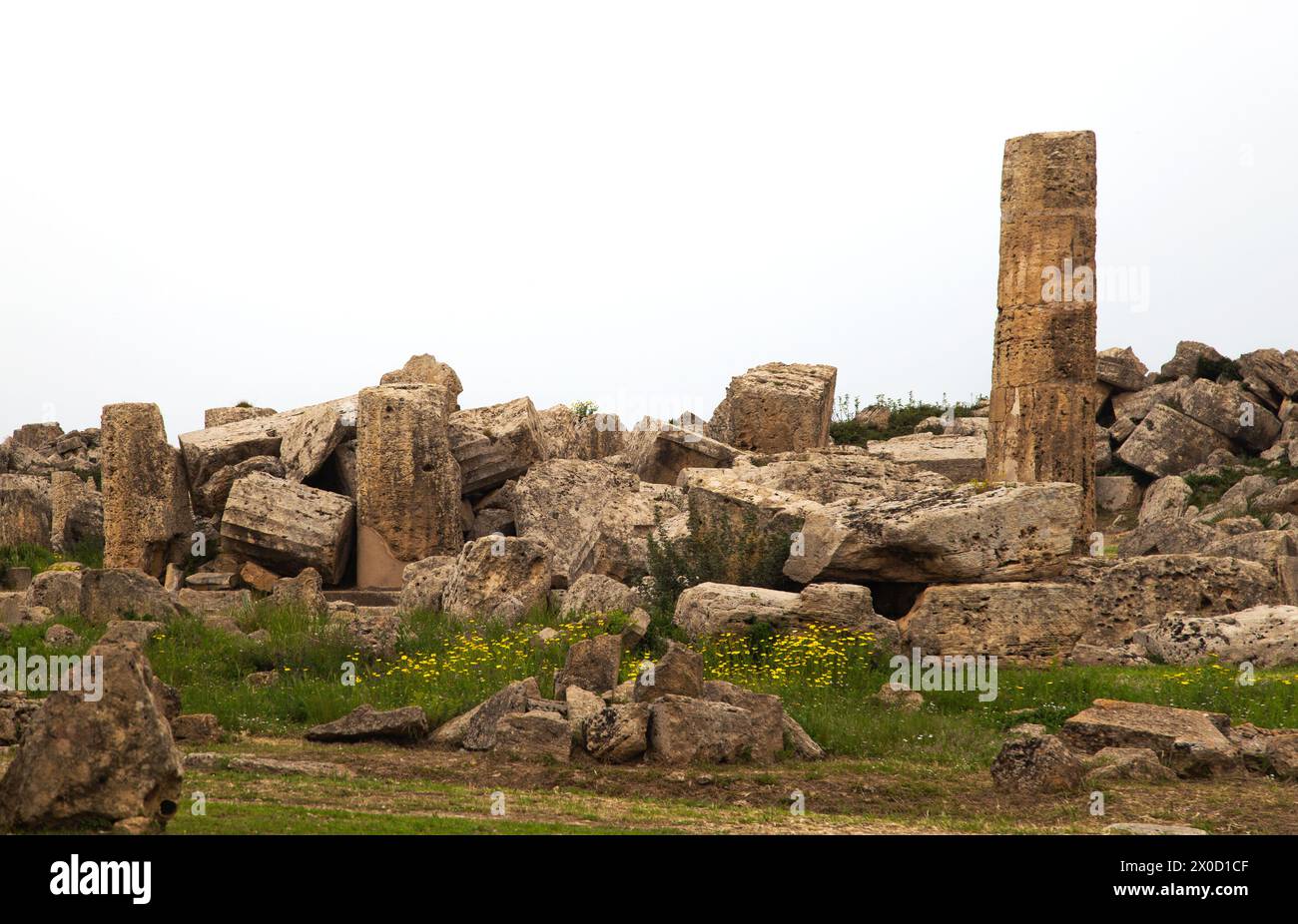 I resti di un tempio non ricostruito nel Parco Archeologico di Selinunte, in Sicilia Foto Stock