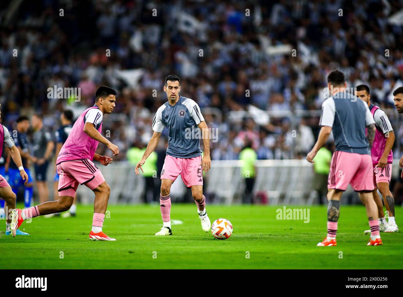 Guadalupe, Messico. 10 aprile 2024. GUADALUPE, MESSICO - 10 APRILE: N. 5 centrocampista Inter Miami, Sergio Busquets durante il riscaldamento prima della partita durante la partita tra CF Monterrey e Inter Miami come parte dei quarti di finale della seconda tappa della CONCACAF Champions Cup al BBVA Stadium il 10 aprile 2024 a Guadalupe, Messico. (Foto di Toby Tande/PxImages) credito: PX Images/Alamy Live News Foto Stock