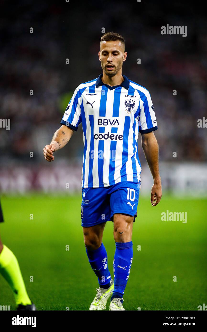 Guadalupe, Messico. 10 aprile 2024. GUADALUPE, MESSICO - 10 APRILE: Il centrocampista n. 10 Rayados, Sergio Canales reagiscono durante la partita tra il CF Monterrey e l'Inter Miami come parte dei quarti di finale della seconda tappa della CONCACAF Champions Cup allo stadio BBVA il 10 aprile 2024 a Guadalupe, Messico. (Foto di Toby Tande/PxImages) credito: PX Images/Alamy Live News Foto Stock