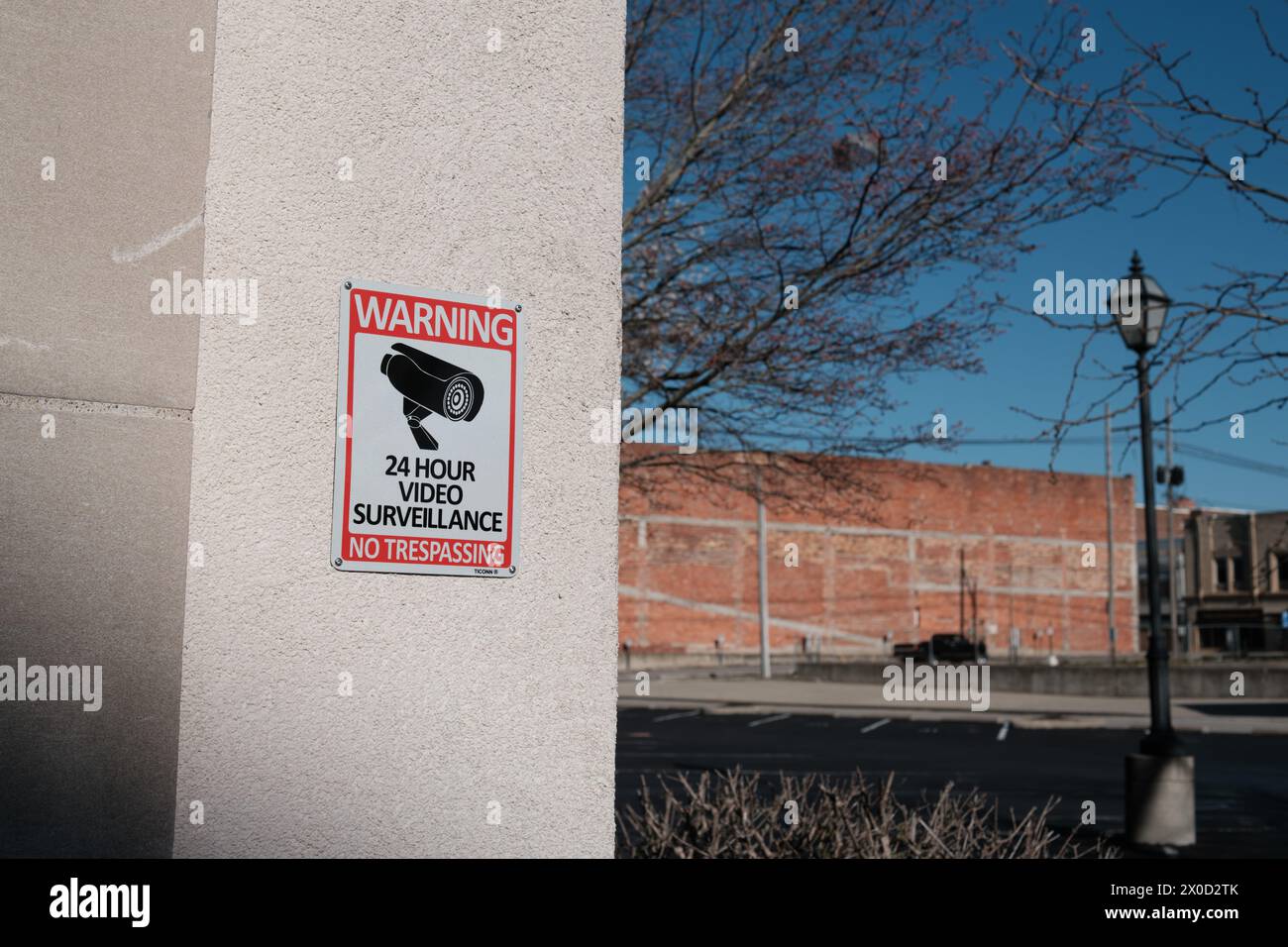 Avviso videosorveglianza 24 ore su 24, nessun cartello con il simbolo della telecamera a circuito chiuso, a Lima, Ohio USA Foto Stock