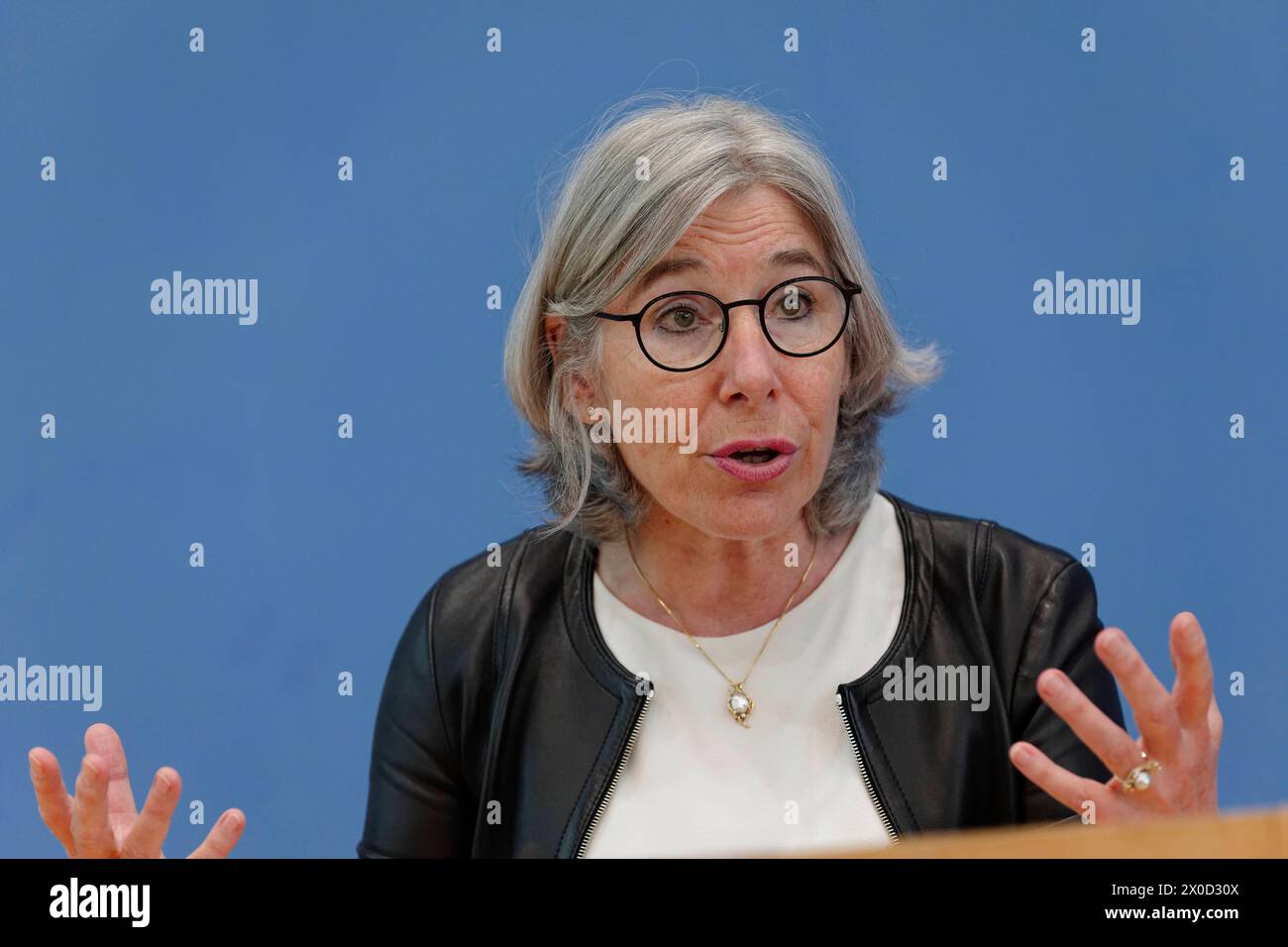 Massive Kritik an Ampel-Krankenhausreform 2024-04-11 Deutschland, Berlin - Bundespressekonferenz: Apotheker, Kassenärzte, Zahnärzte und Krankenhausgesellschaft sehen die Gesundheitsversorgung in Gefahr. Im Bild Gabriele Regina Overwiening, Präsidentin der Bundesvereinigung Deutscher Apothekerverbände e.V. ABDA. *** Critica massiccia della riforma ospedaliera del semaforo 2024 04 11 Germania, conferenza stampa federale di Berlino farmacisti, medici dell'assicurazione sanitaria legale, dentisti e associazione ospedaliera vedere l'assistenza sanitaria a rischio nella foto Gabriele Regina Overwiening, Presidente dell'ONU federale Foto Stock