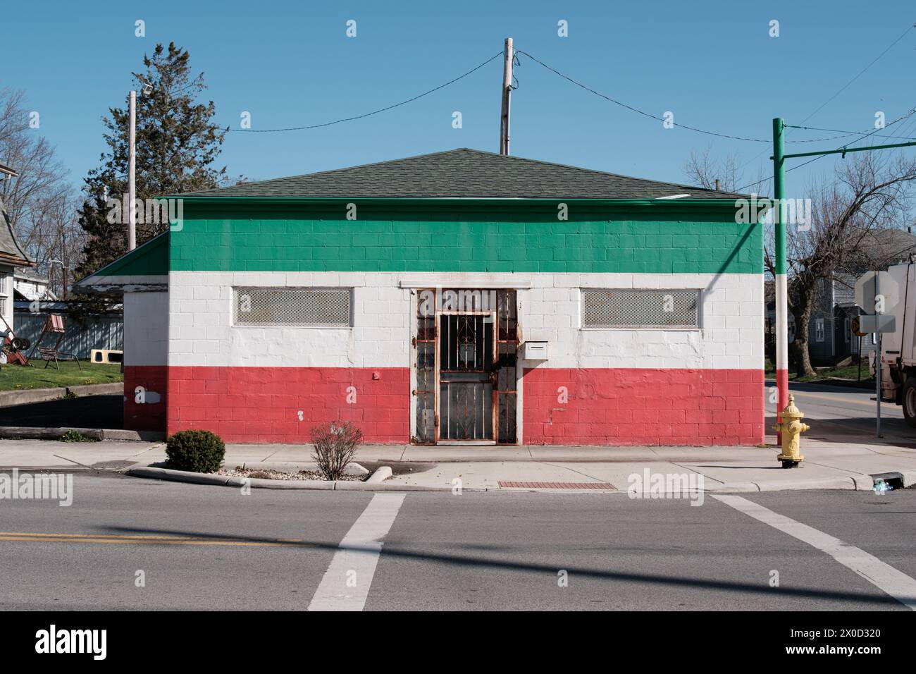 Negozio abbandonato con mattoni verniciati verde bianco e rosso, a Lima Ohio USA Foto Stock