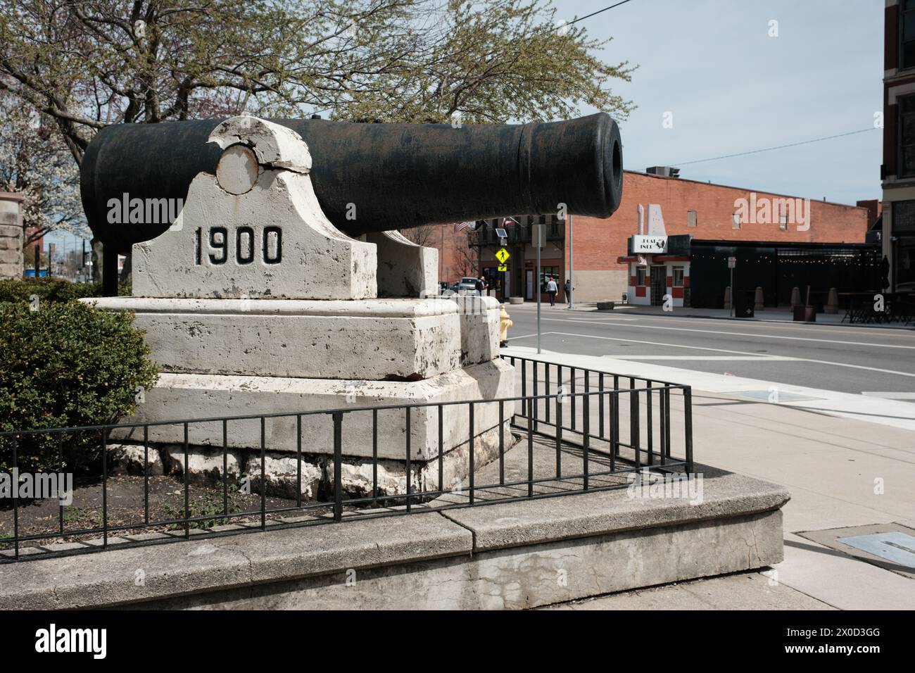 Antico cannone in mostra nella piazza della città di Lima, Ohio USA Foto Stock