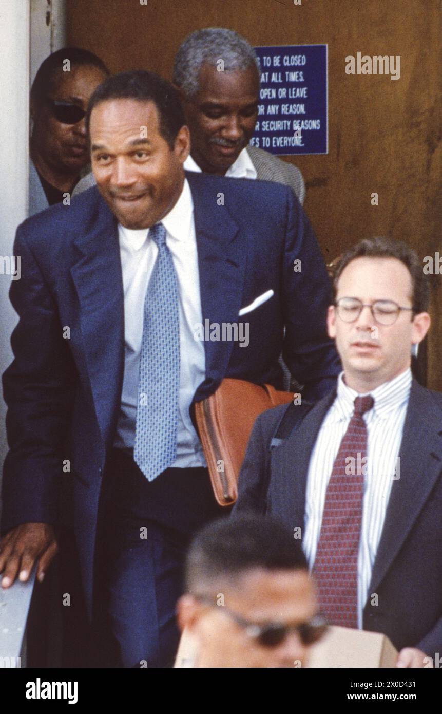 O.J. Simpson(L) lascia il tribunale di Santa Monica, California, attraverso un ingresso laterale con membri non identificati della sua squadra di difesa il 20 settembre, Foto Stock