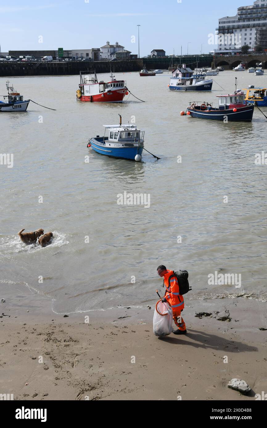 Eliminare i rifiuti sulle nostre spiagge Foto Stock