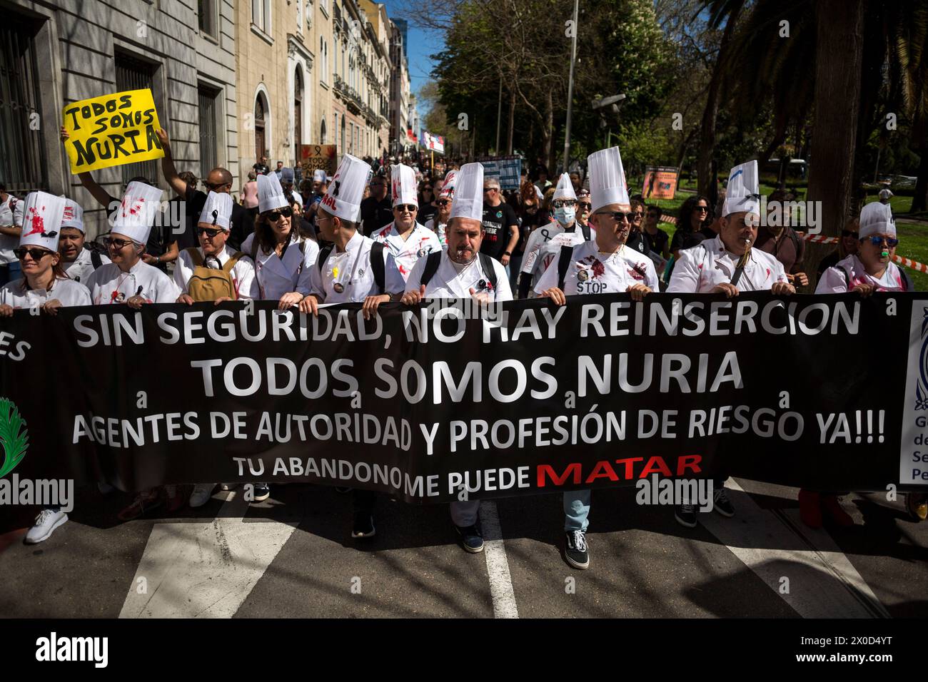 Madrid, Spagna. 11 aprile 2024. I manifestanti in uniforme degli chef marciano con uno striscione, durante una manifestazione con lo slogan "noi siamo tutti Nuria”, davanti al Ministero degli interni spagnolo. I funzionari carcerari hanno protestato chiedendo maggiore sicurezza nei loro luoghi di lavoro, dopo la morte della cuoca Nuria Lopez lo scorso marzo, presumibilmente per mano di un prigioniero che in seguito si è suicidato nella prigione del Centre Penitenciari de Mas d'Enric. (Immagine di credito: © Luis Soto/SOPA Images via ZUMA Press Wire) SOLO PER USO EDITORIALE! Non per USO commerciale! Foto Stock