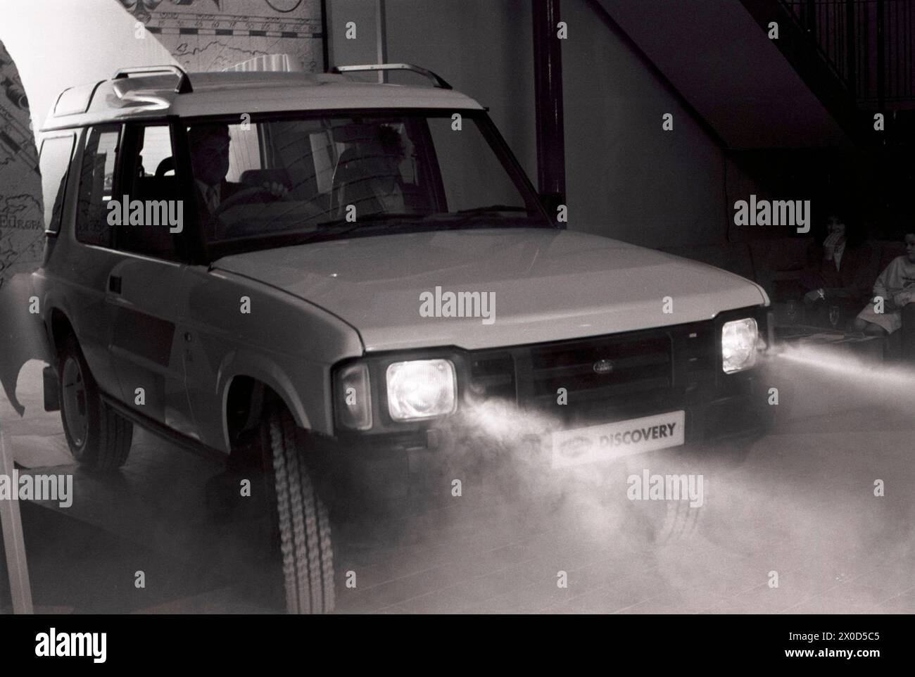 La sera del lancio della Land Rover Discovery è prevista per il 1989. Ottons Land Rover Salisbury Regno Unito. Foto Stock