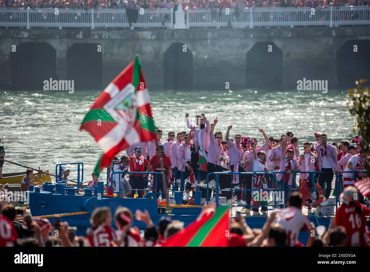 Bilbao, Spagna, 04/11/2024 Athletic Club squadra di calcio che celebra la vittoria della Coppa del Re di Spagna nell'estuario di Bilbao sulla chiatta Foto Stock
