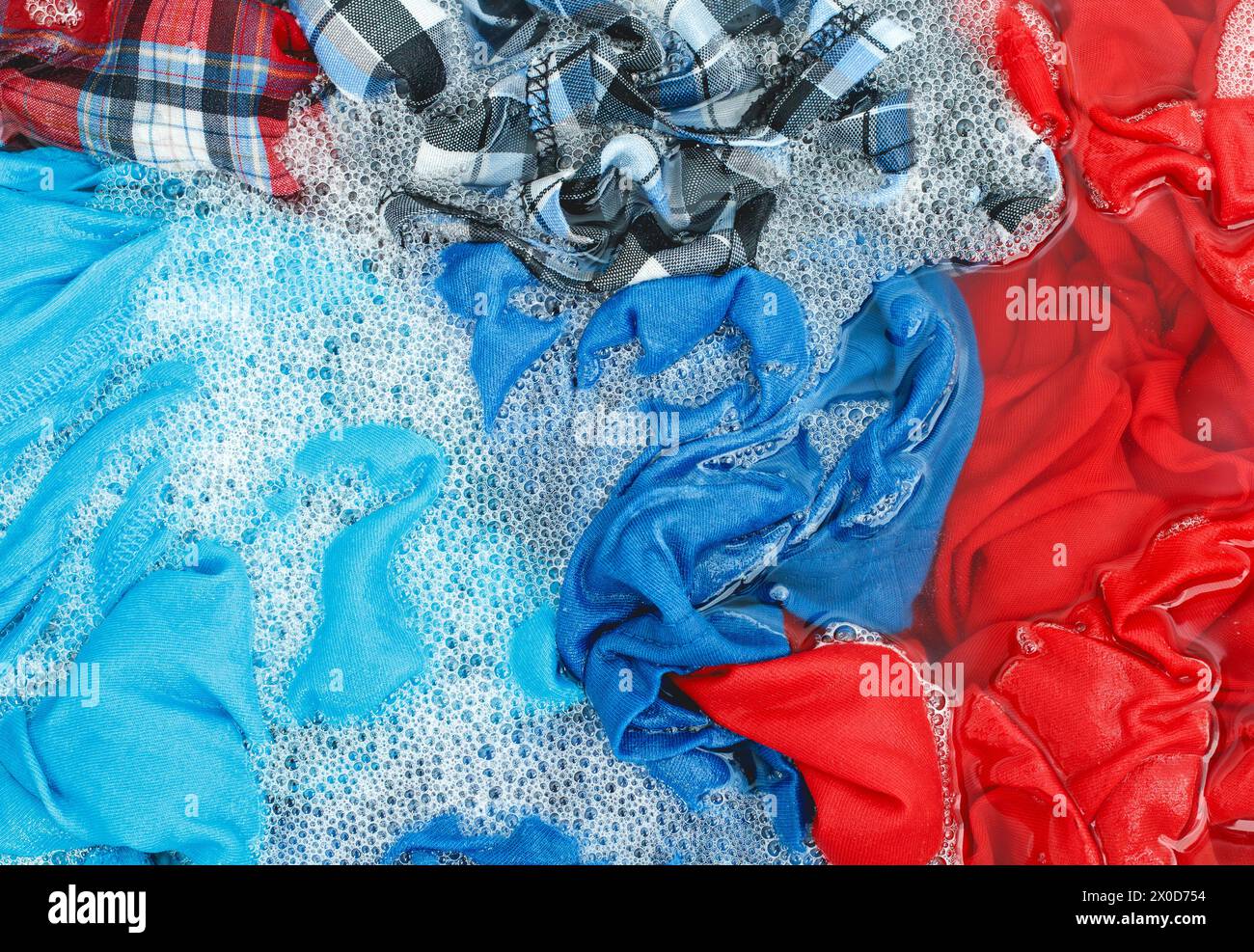 Lavare gli indumenti o lavare con acqua saponata Foto Stock