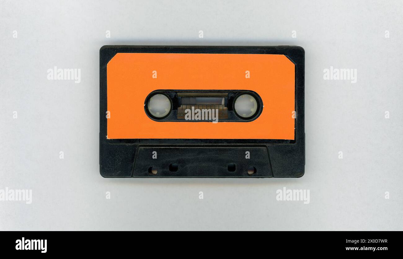 Cassetta a nastro magnetico con etichetta arancione vuota Foto Stock