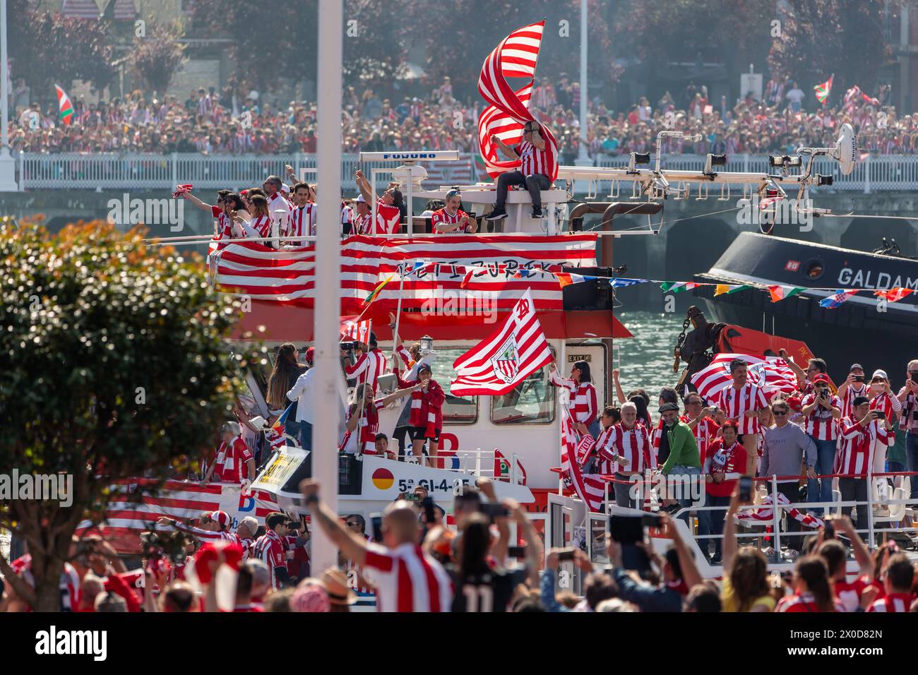 Bilbao, Spagna, 04/11/2024 Athletic Club squadra di calcio che celebra la vittoria della Coppa del Re di Spagna nell'estuario di Bilbao sulla chiatta Foto Stock
