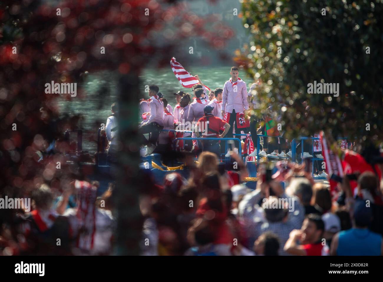 Bilbao, Spagna, 04/11/2024 Athletic Club squadra di calcio che celebra la vittoria della Coppa del Re di Spagna nell'estuario di Bilbao sulla chiatta Foto Stock