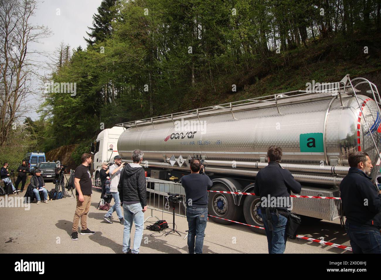 Bologna, Italia - Cronaca - 11 aprile 2024 - incidente alla centrale idroelettrica di Bargi (Bologna) al bacino artificiale di Suviana con morti, feriti e dispersi - mezzi per l'aspirazione delle acque contaminate da idrocarburi - (foto Michele Nucci/LaPresse) News - Bologna, Italia - 11 aprile 2024. Incidente alla centrale idroelettrica di Bargi (Bologna) nel bacino artificiale di Suviana con morti, feriti e dispersi - conferenza stampa - Carlo Dall'Opio comandante nazionale VVFF. Protezione civile, vigili del fuoco e CEO di Enel Bernabei. consigliere Irene Priolo, Curcio della Foto Stock