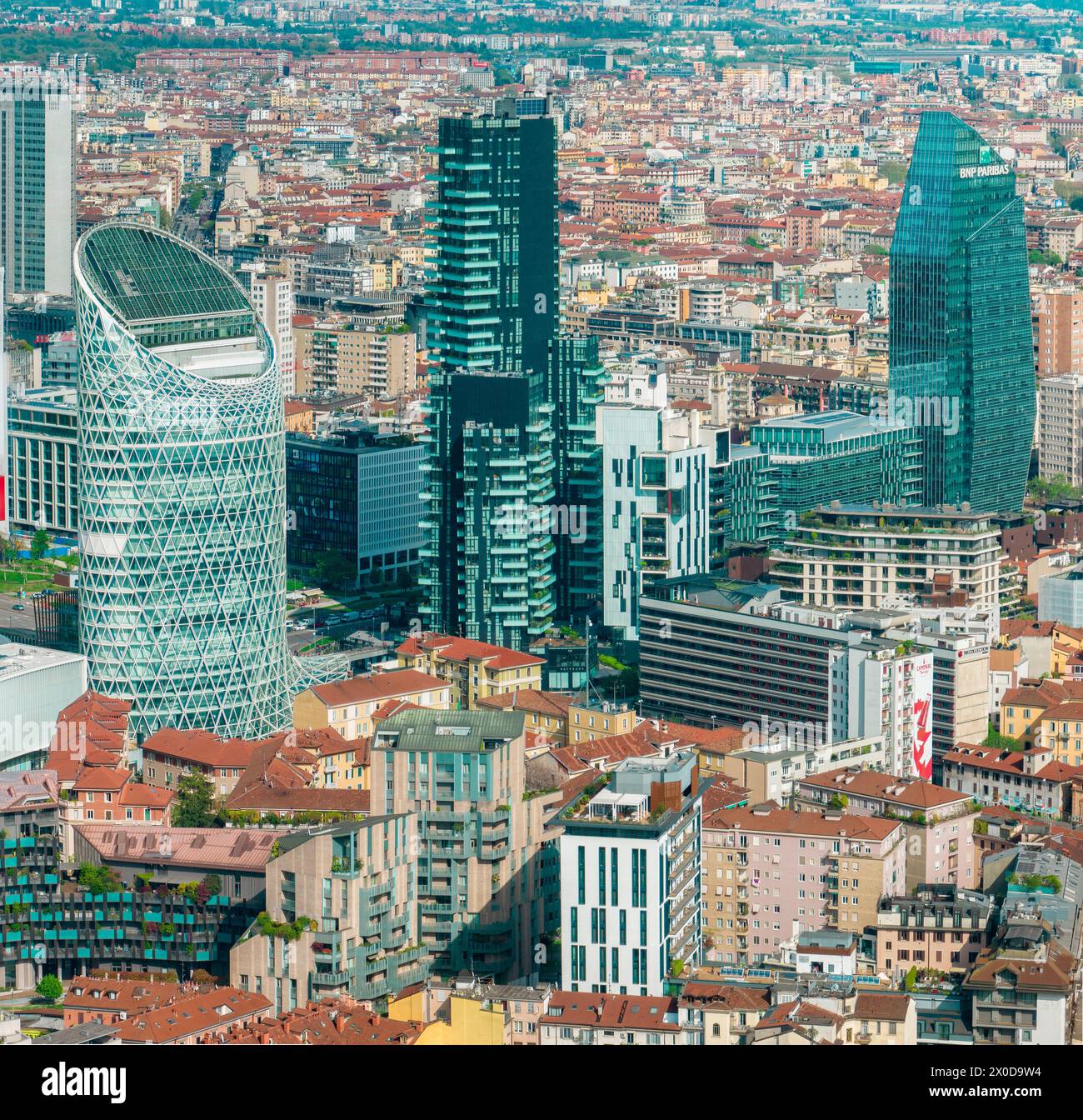 Vista aerea dei grattacieli e degli edifici vicino a Piazza Gae Aulenti. Torre Unipol, Torre Solaria, Torre Diamond, BNP Paribas. Milano, Italia Foto Stock