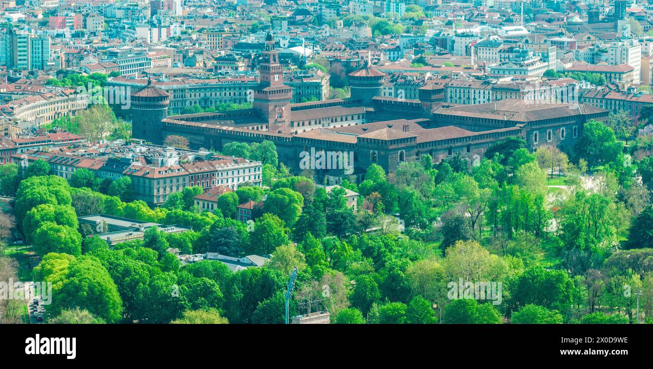 Vista aerea del Castello Sforzesco (Castello Sforzesco) dettagli della fortificazione medievale situata a Milano, nell'Italia settentrionale Foto Stock