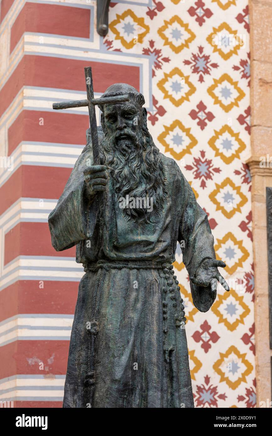 Ronda, Spagna - 20 ottobre 2023: Vista ravvicinata della statua di Fray Diego Jose de Cadiz, situata di fronte alla Chiesa di Nuestra Senora de la Paz, Ron Foto Stock