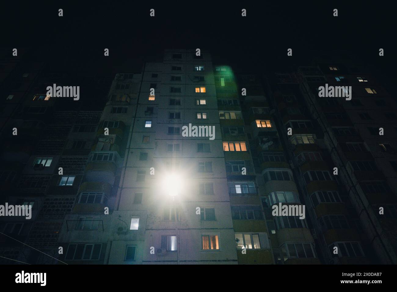 Un edificio in cui un quartiere è illuminato di notte da una strada all'aperto Chisinau. Patricia Huchot-Boissier / Collectif DyF Foto Stock