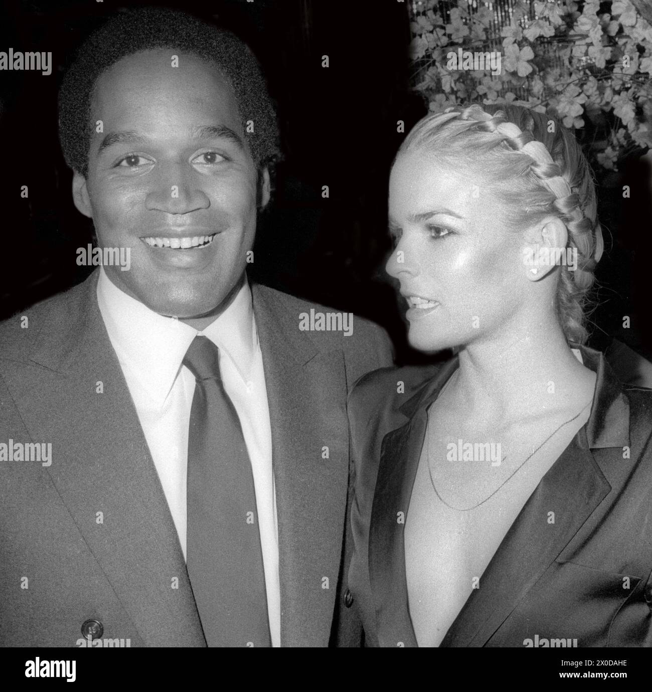 **FILE PHOTO** O.J. Simpson è morto. OJ Simpson e Nicole Simpson 1980 foto di Adam Scull/PHOTOlink/MediaPunch Foto Stock